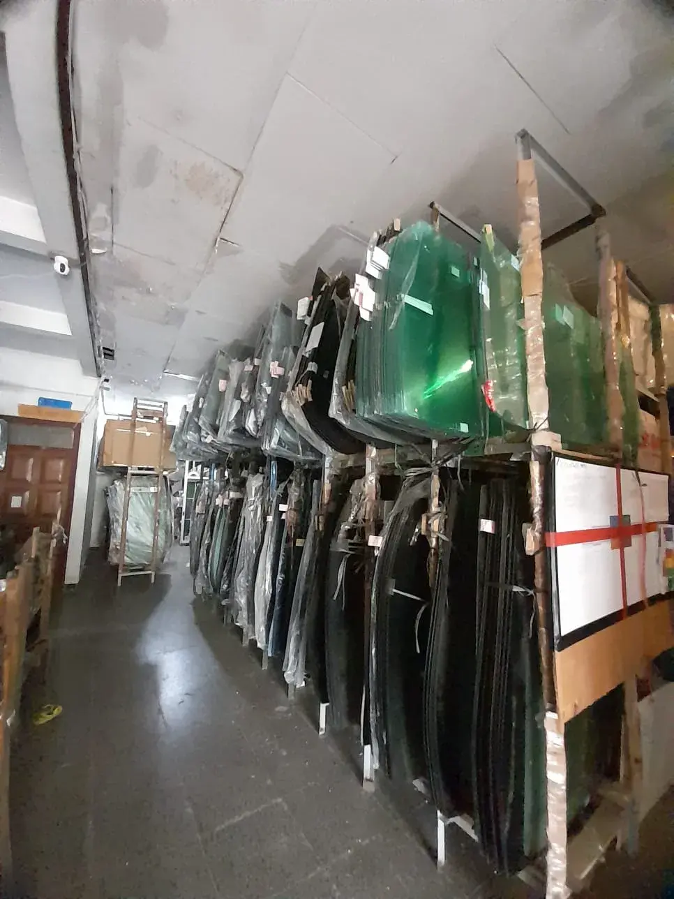 Kaca Depan Toyota Voxy