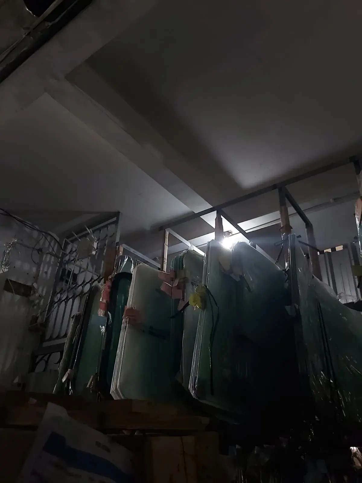 Kaca Depan Proton Iriz