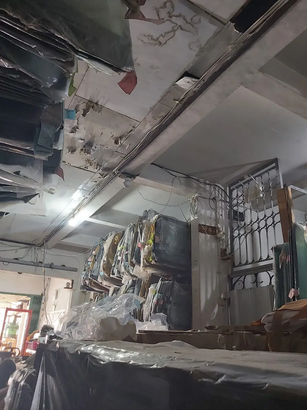 Kaca Belakang Nissan Grand Livina