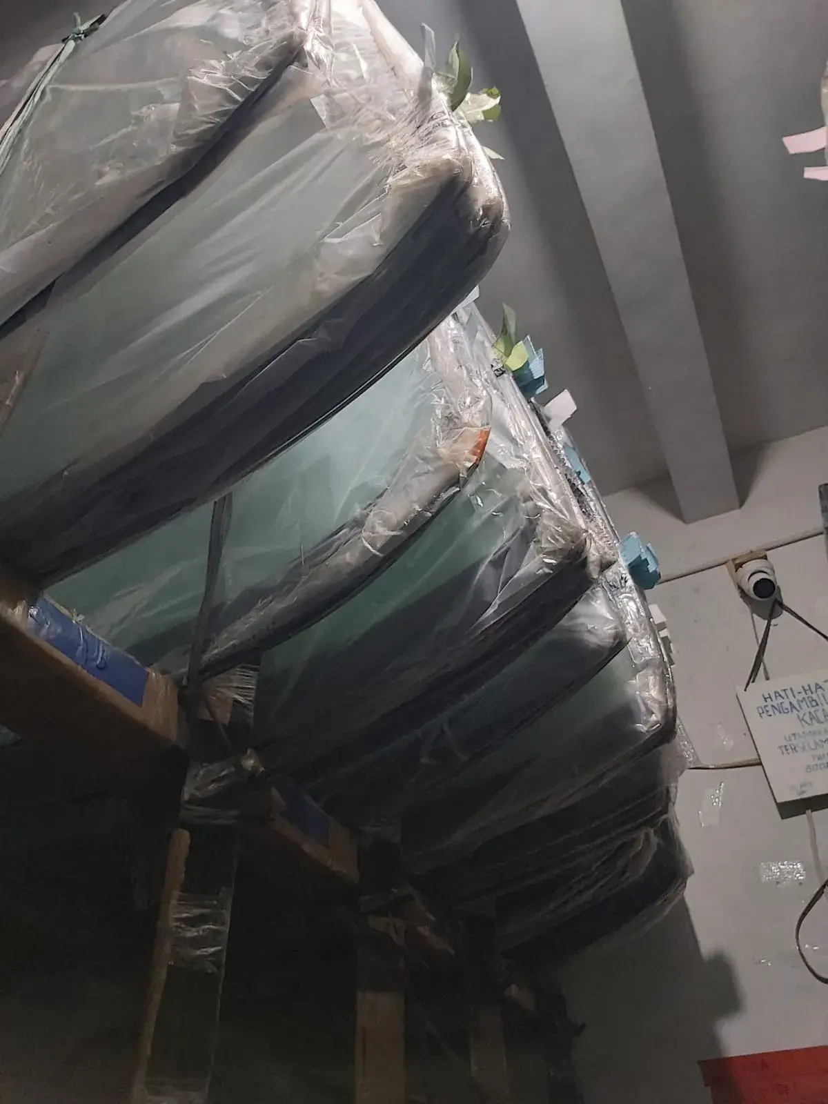 Kaca Depan Lexus LM 350