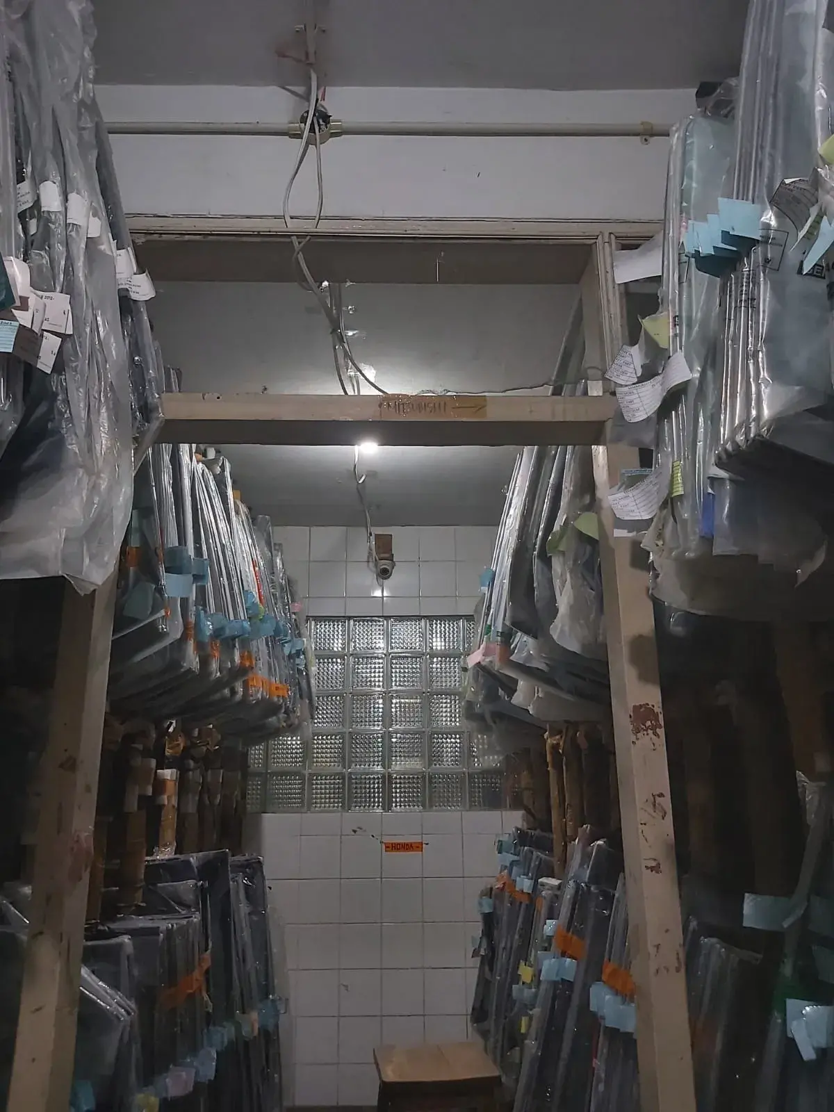 Kaca Belakang Toyota Crown