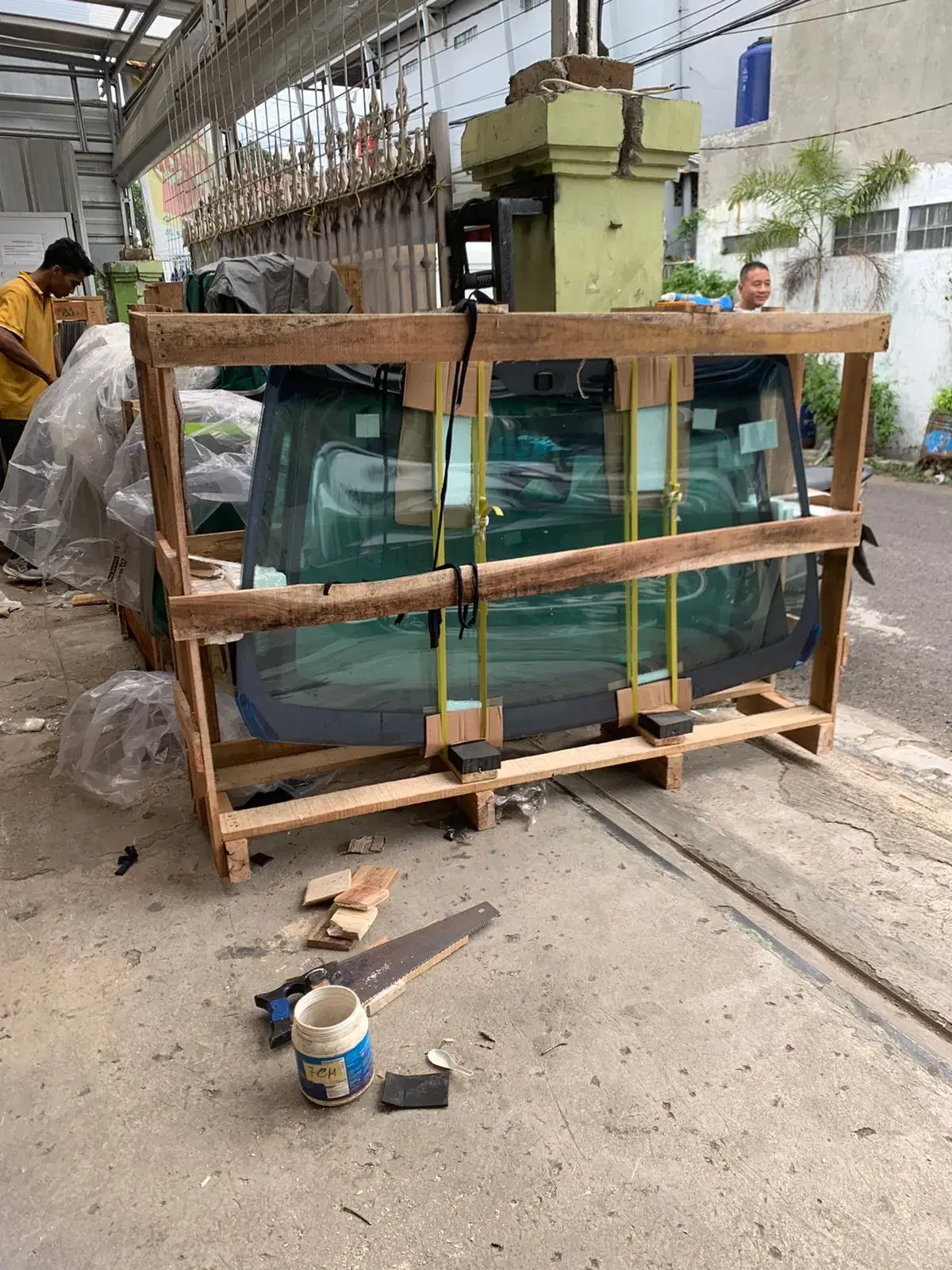 Kaca Mobil Buton Tengah